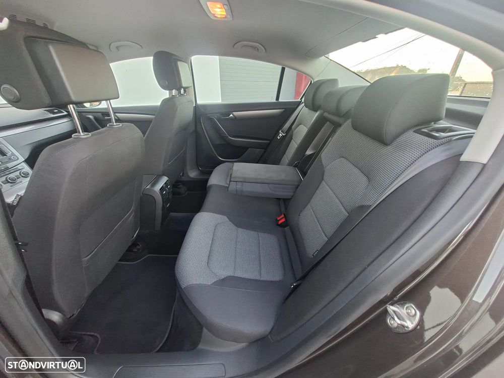 VW Passat 2.0 TDI BlueMotion Exclusive - 25