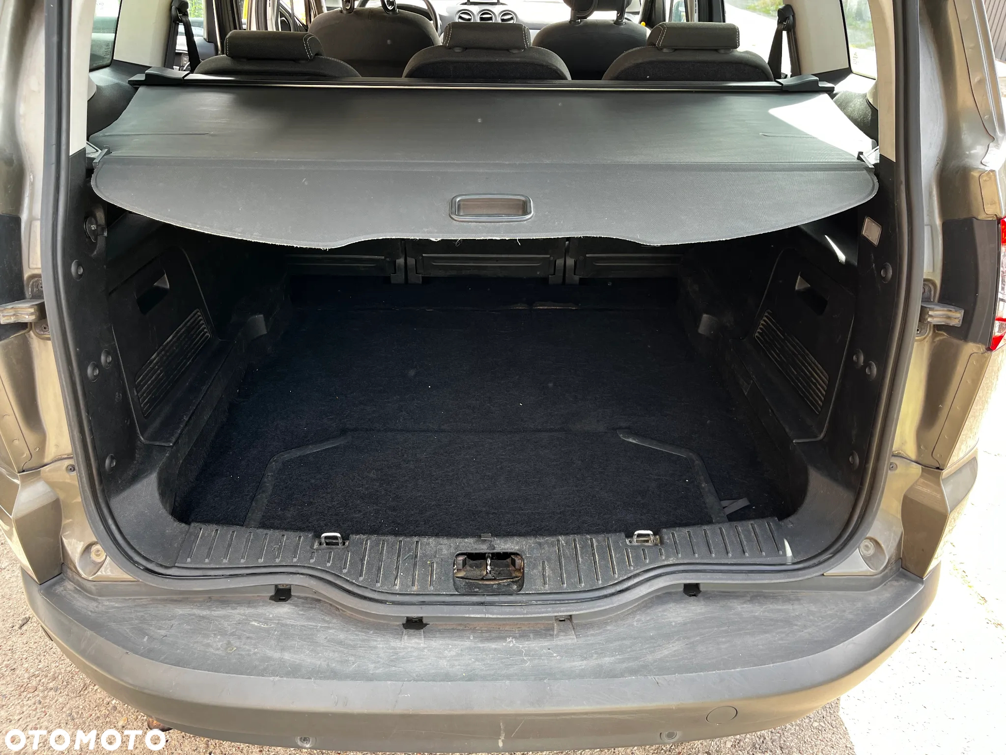 Ford S-Max - 11