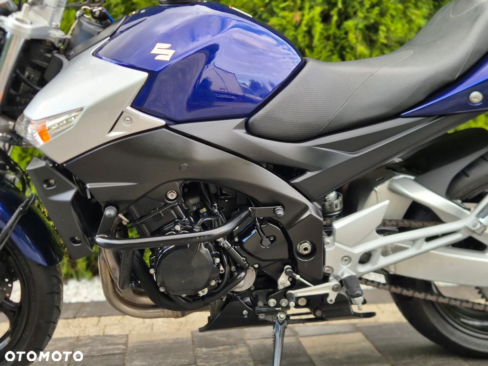 Suzuki GSR - 18
