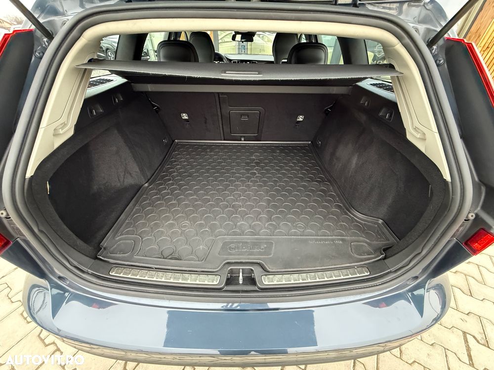 Volvo V60 B3 B DKG Momentum Pro - 29