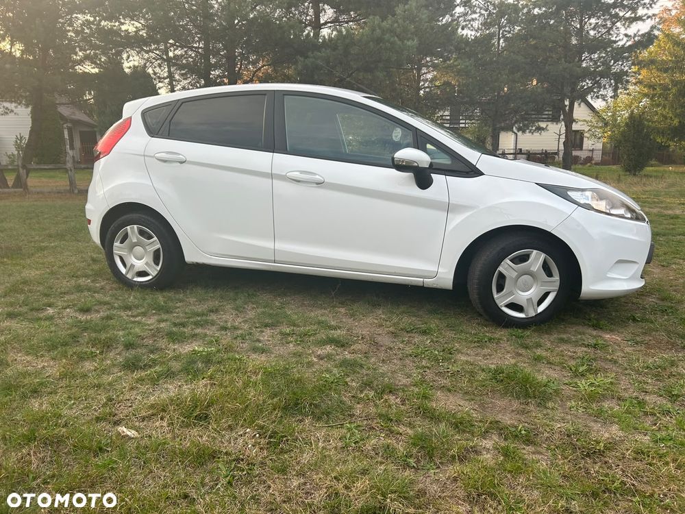 Ford Fiesta 2010 photo 2