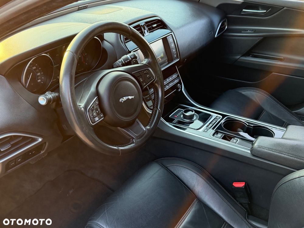 Jaguar XE 2.0 D R-Sport - 28