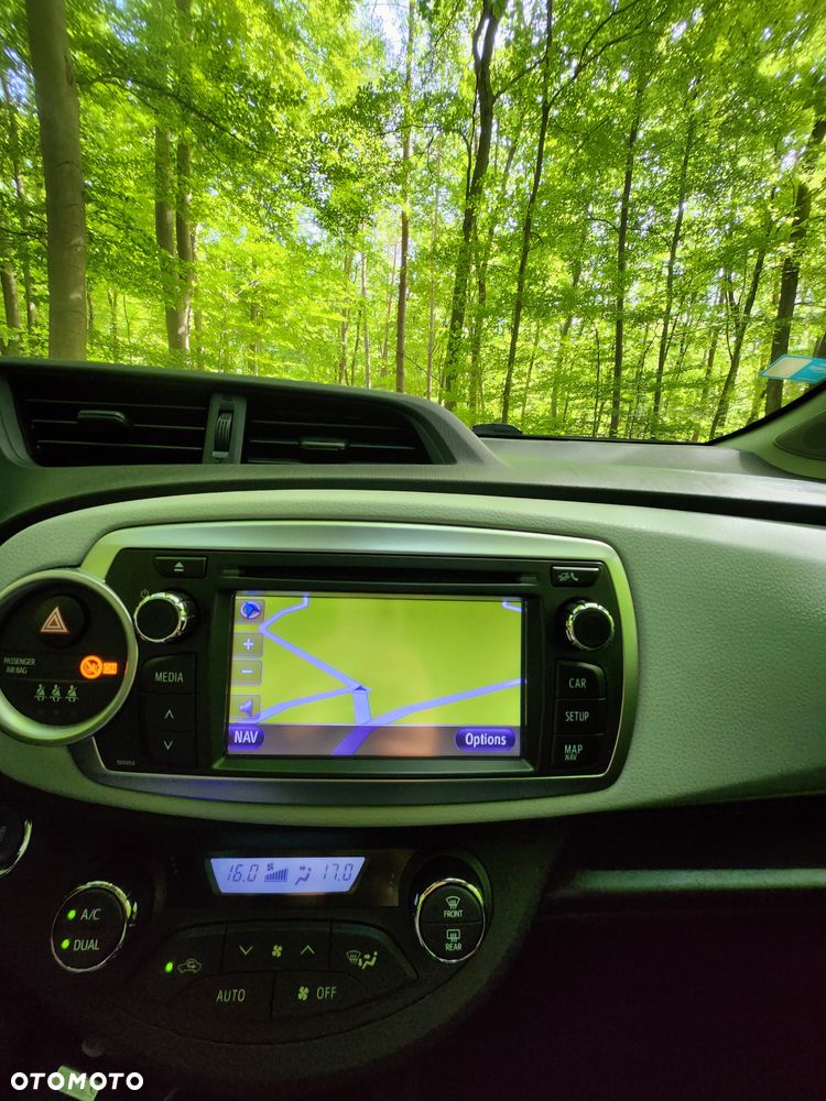 Toyota Yaris Hybrid 100 Premium - 22
