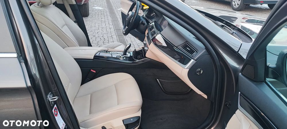 BMW Seria 5 525d xDrive - 25