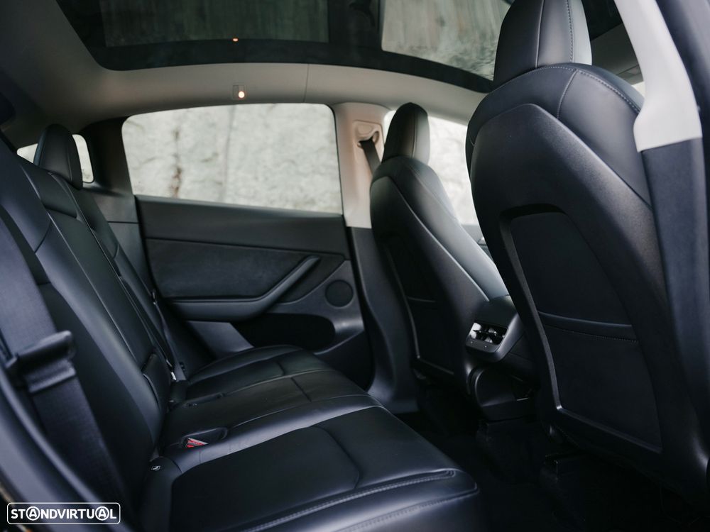 Tesla Model Y Long Range Dual Motor AWD - 17