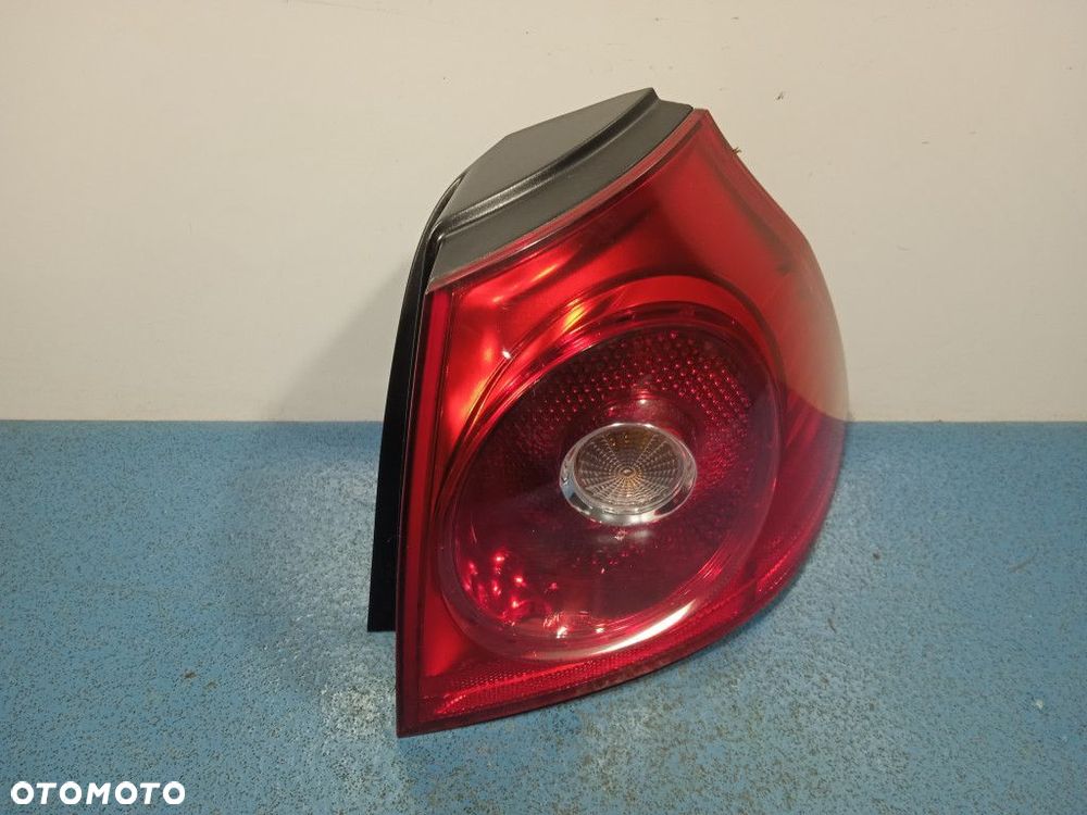 VOLKSWAGEN GOLF V LAMPA TYŁ PRAWA ZEWNĘTRZNA - 1