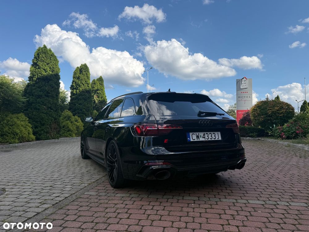 Audi RS4 Avant - 10