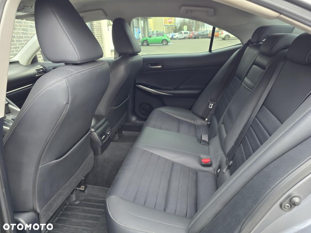 Lexus IS 300h F Sport EU6 - 25