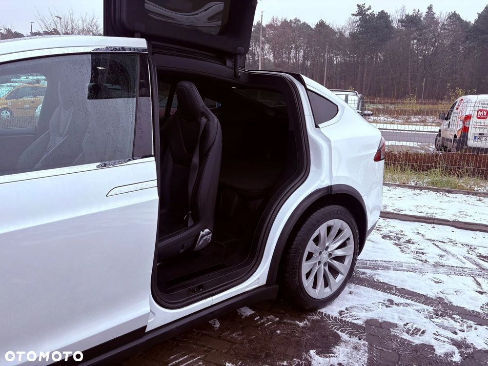 Tesla Model X - 21
