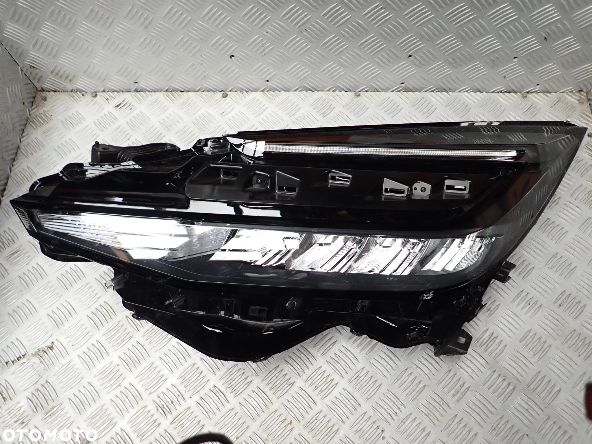 LAMPA LEWY PRZÓD TOYOTA CHR  CHR II  81150-F4220-00  3000 ZŁ - 3