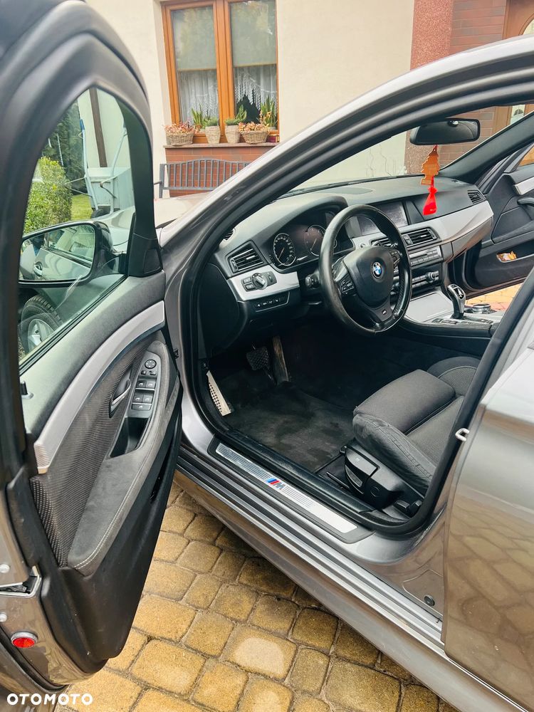 BMW Seria 5 525d xDrive - 14