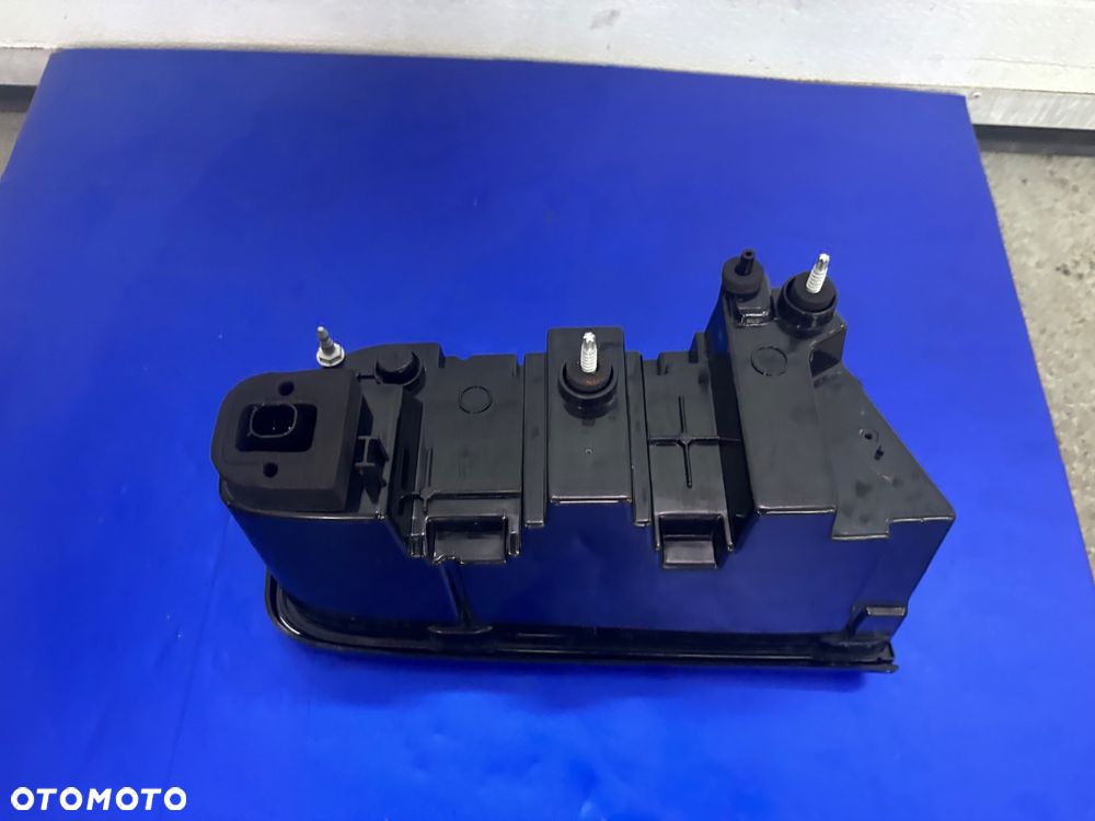 DODGE CHALLENGER 2017 LAMPA PRAWY TYL TYLNA - 7