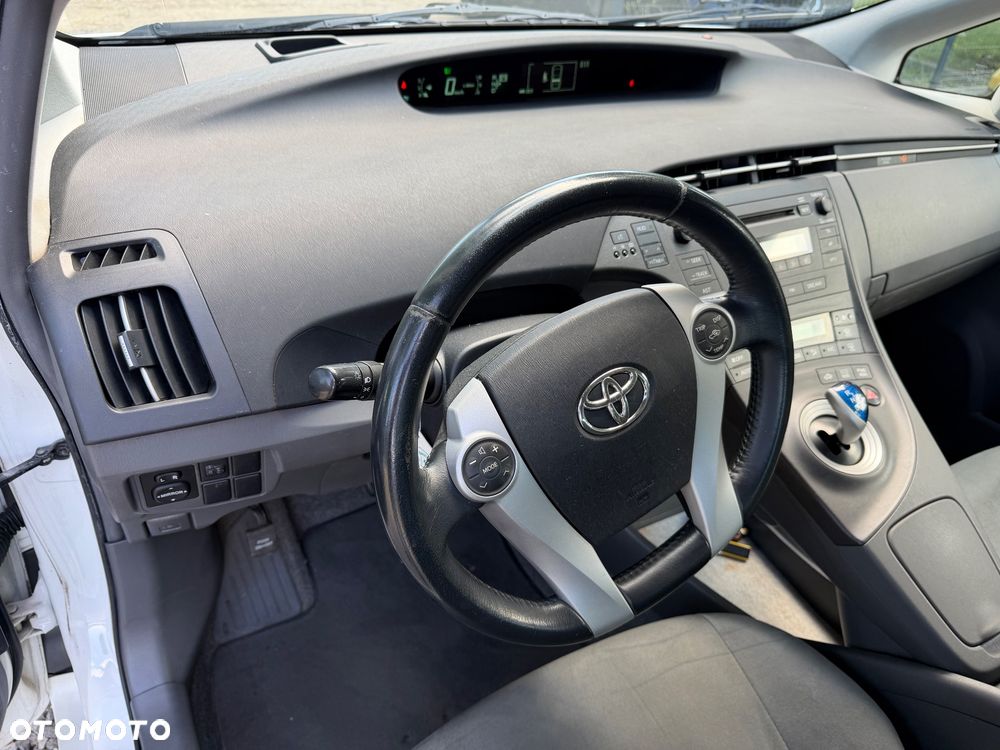 Toyota Prius (Hybrid) - 14