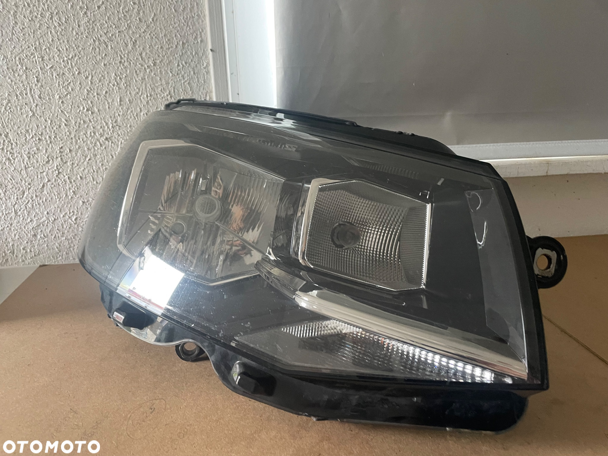 LAMPA REFLEKTOR prawy VW T6 7E1941016L cala - 2