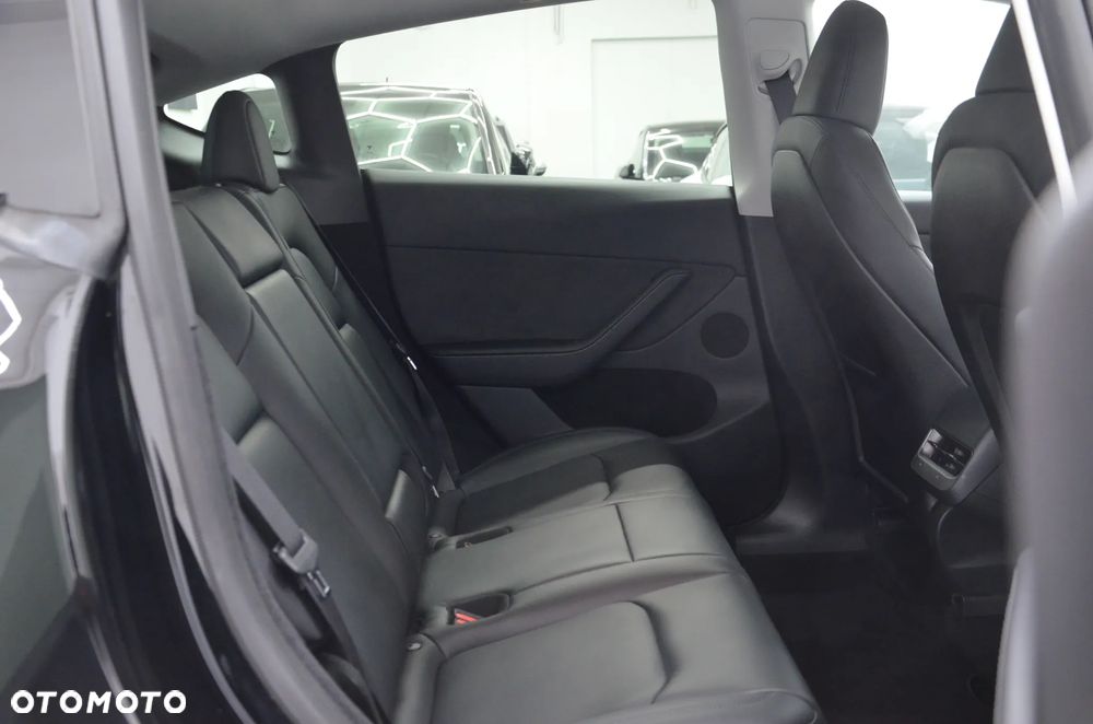 Tesla Model Y Long Range AWD - 14