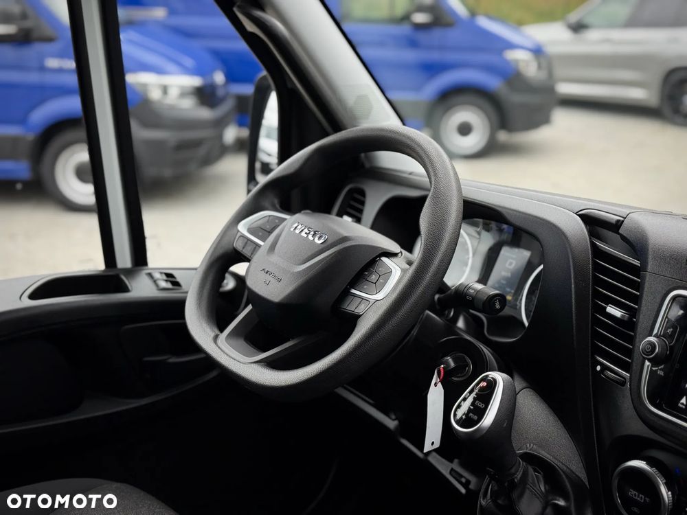 Iveco Daily 35C18 3.0 HPI 180KM / 2023 Rok Produkcji / Kontener 4,7m + Winda 750KG / 93.090KM PRZEBIEG / Automat Hi-Matic / ZAREJESTROWANY W PL - 25