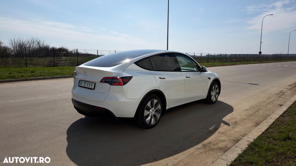 Tesla Model Y - 9
