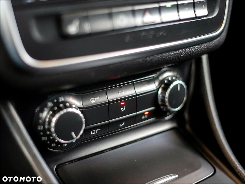 Mercedes-Benz CLA 180 7G-DCT Urban - 29