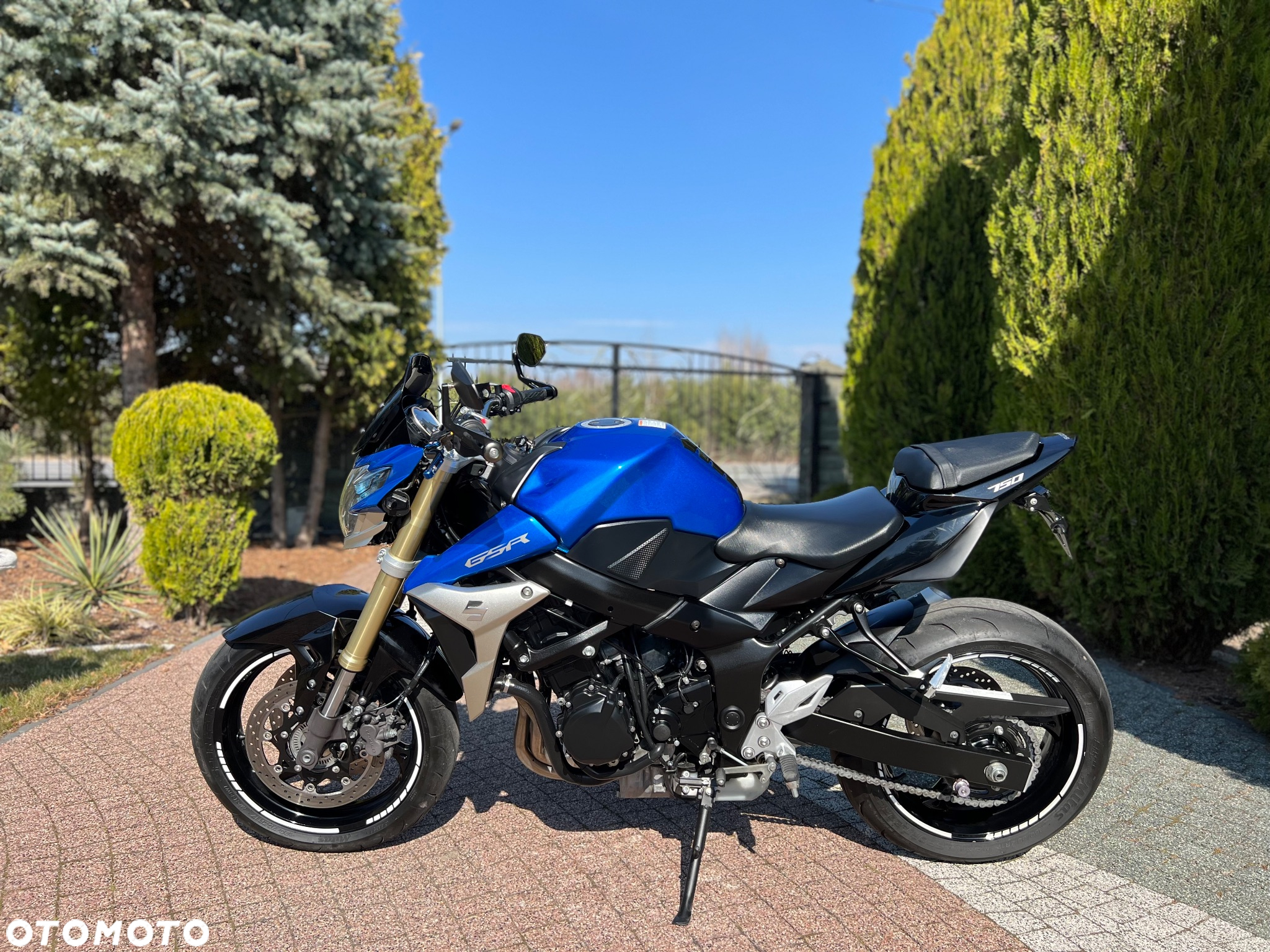 Suzuki GSR - 23