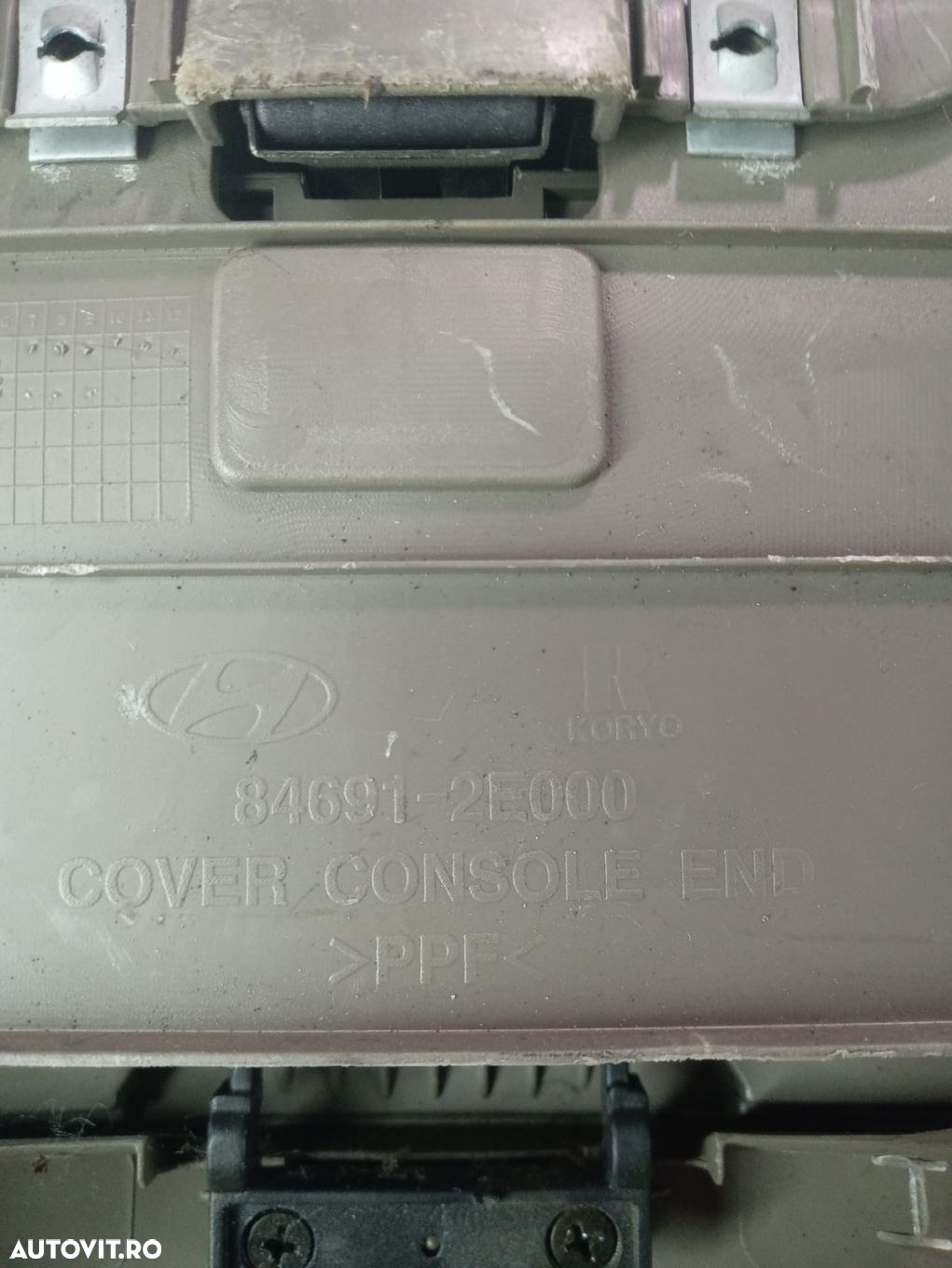 Ornament consola centrala spate 84691-2E000 Hyundai Tucson 1 [2004 - - 3
