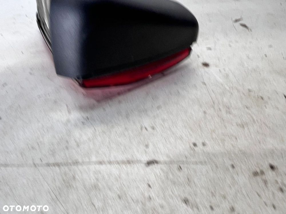 LAMPA PRAWY TYŁ W KLAPĘ AUDI A4 B9 AVANT 8W9945076A - 8