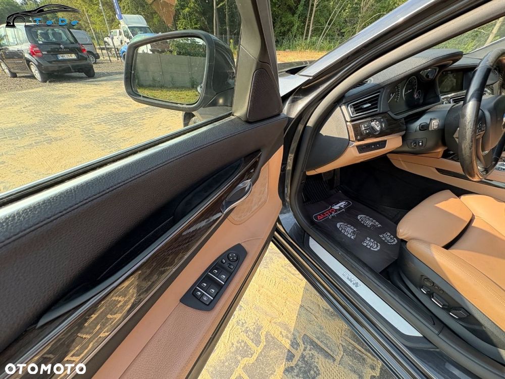 BMW Seria 7 750i L xDrive - 24