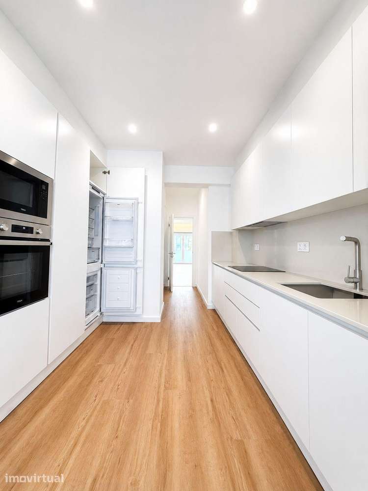Apartamento T3 Remodelado com varandas no centro de Carnaxide - Grande imagem: 2/17