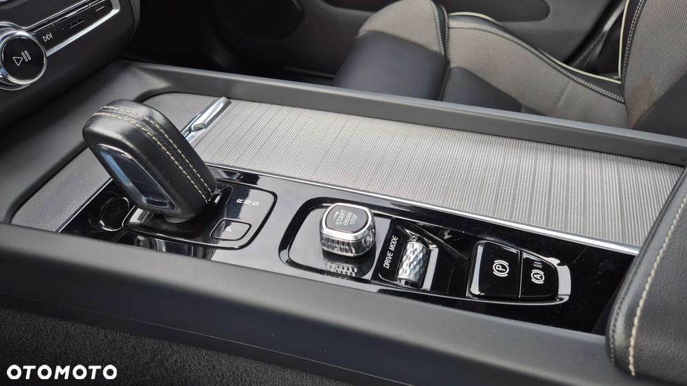 Volvo XC 60 T8 AWD Plug-In Hybrid R-Design - 28