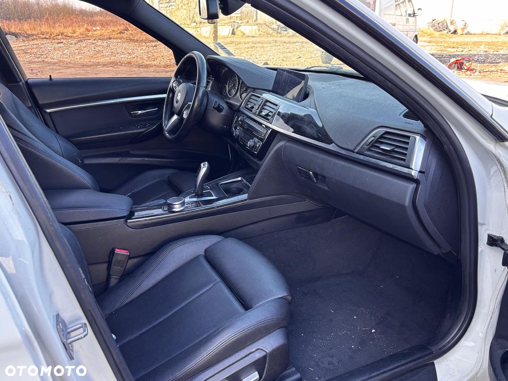 BMW Seria 3 ver-330i-xdrive-m-sport-shadow - 12