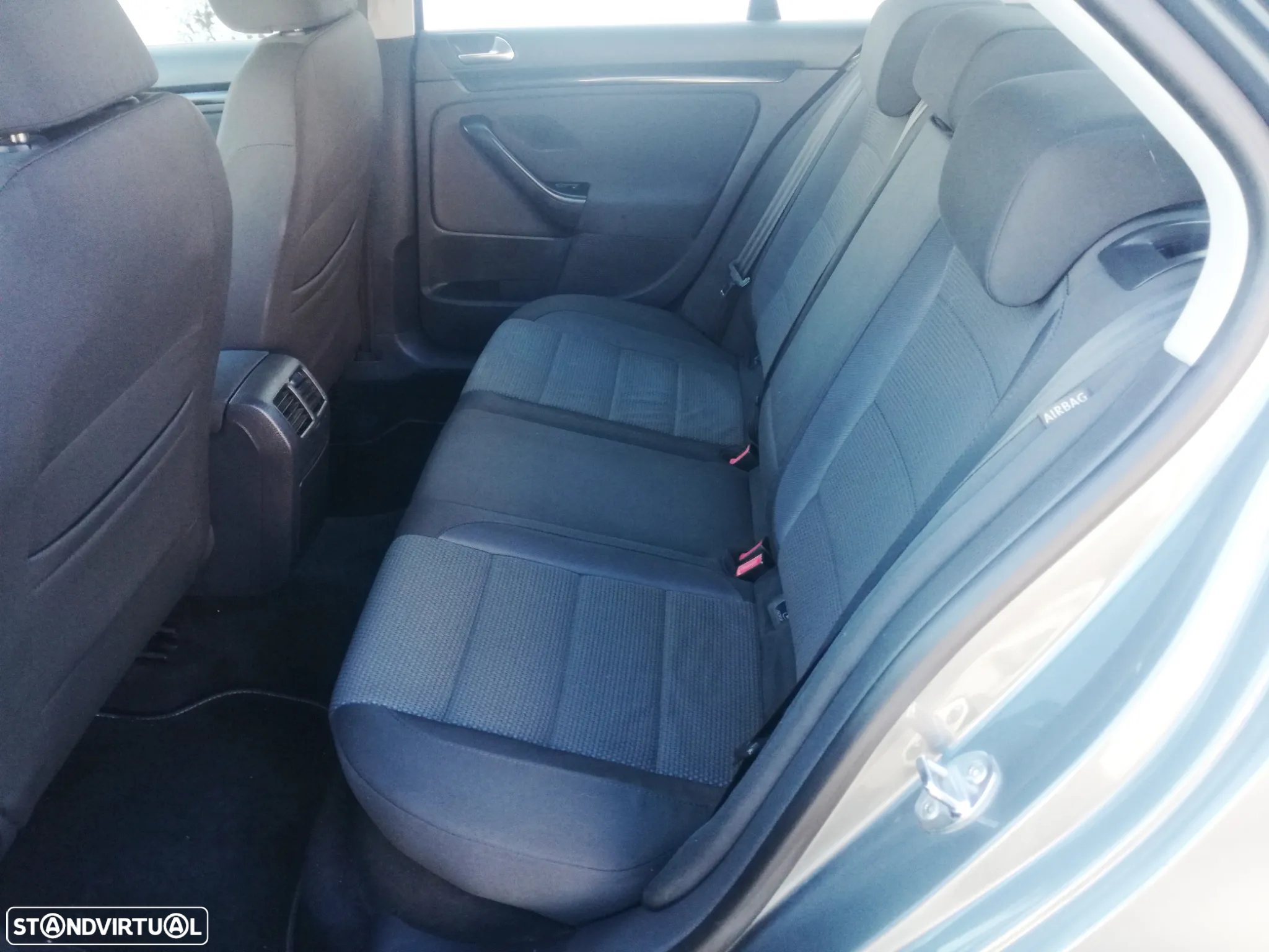 VW Jetta 1.6 TDi Confortline - 11
