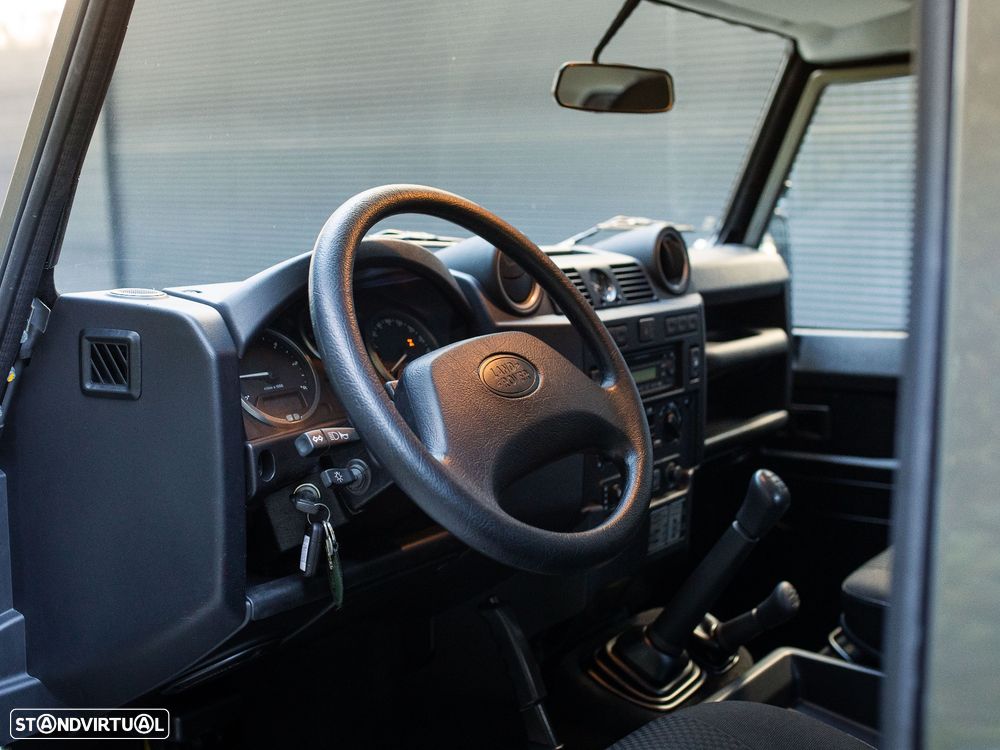 Land Rover Defender 110 SW 2.4 CRD S - 27