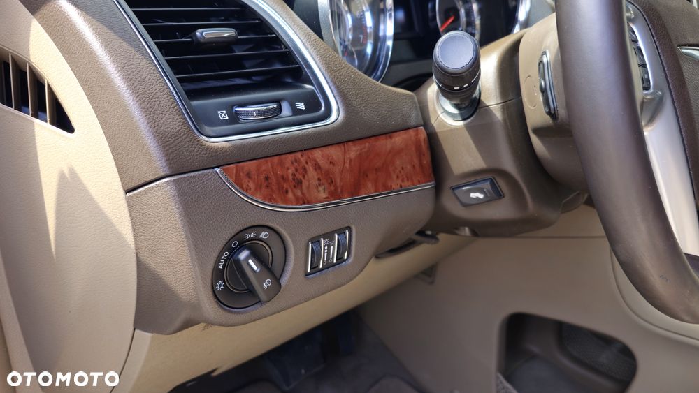 Chrysler Town & Country 3.6 Limited - 17