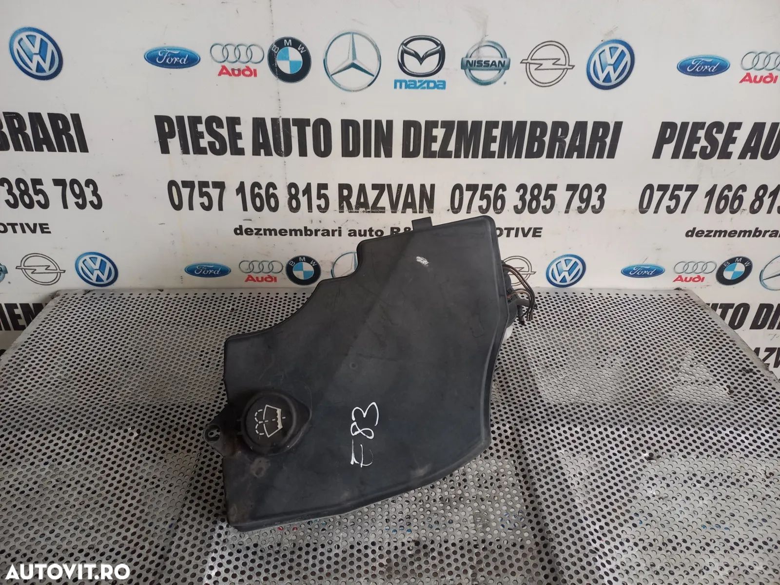 Bidonas Vas Lichid Parbriz Stropgel Bmw X3 E83  Dezmembrez - Dezmembrari Arad - 1