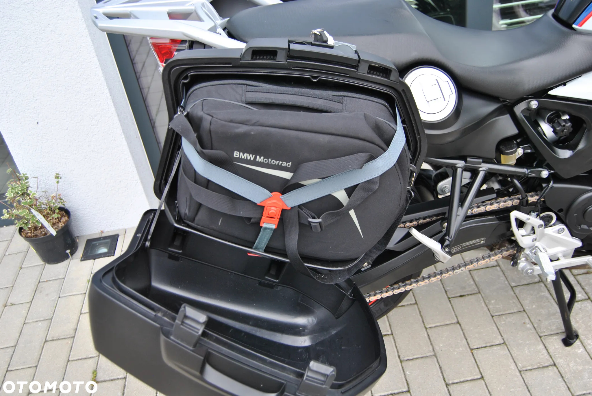 BMW F - 25