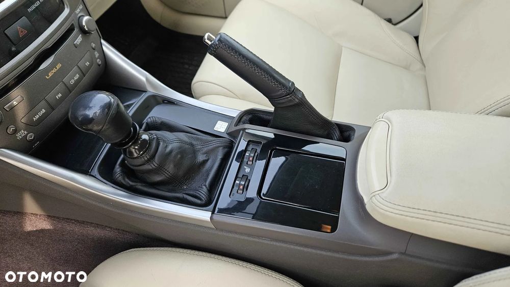 Lexus IS 220d - 14