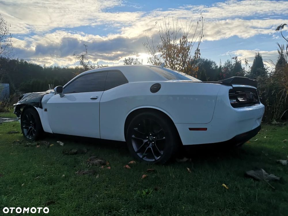Dodge Challenger 6.4 Scat Pack - 11