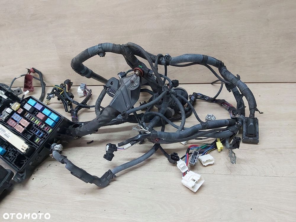 TOYOTA Sienna 11- puszka skrzynka bezpieczników wiązka pasa komory 3,5 v6 - 4