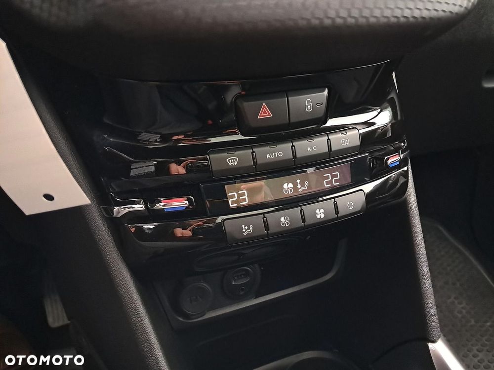 Peugeot 2008 1.2 Pure Tech Style S&S - 16