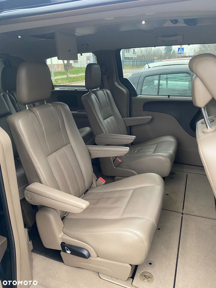 Chrysler Town & Country - 16