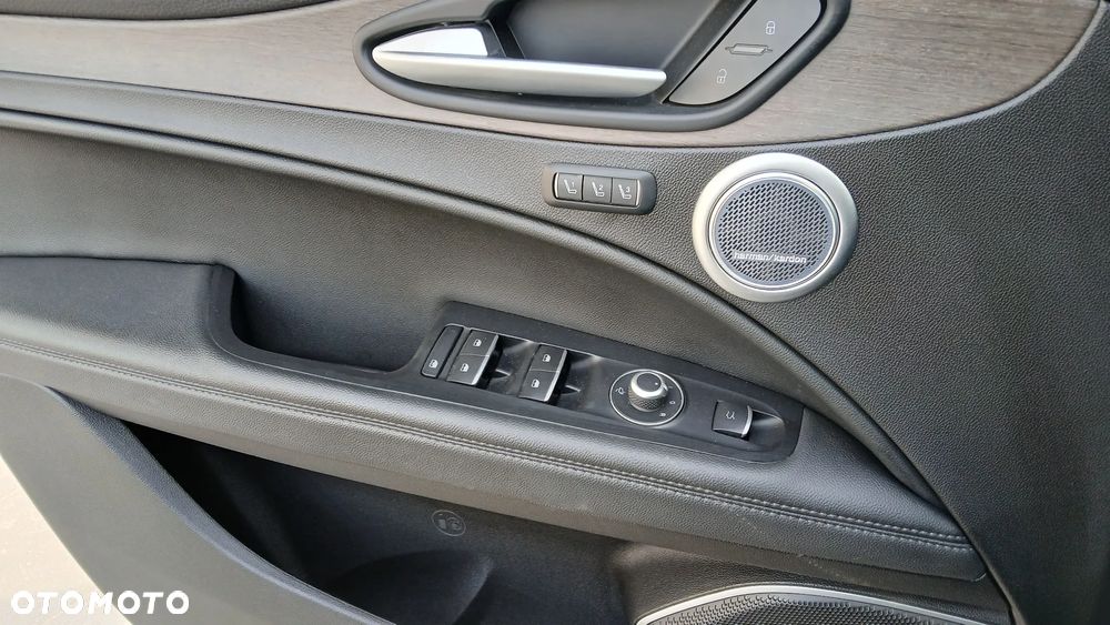 Alfa Romeo Stelvio 2.0 Turbo 16V AT8-Q4 Ti - 15