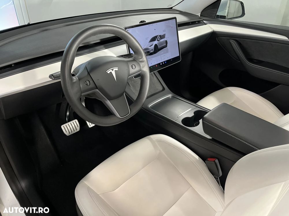 Tesla Model Y AWD Performance - 10