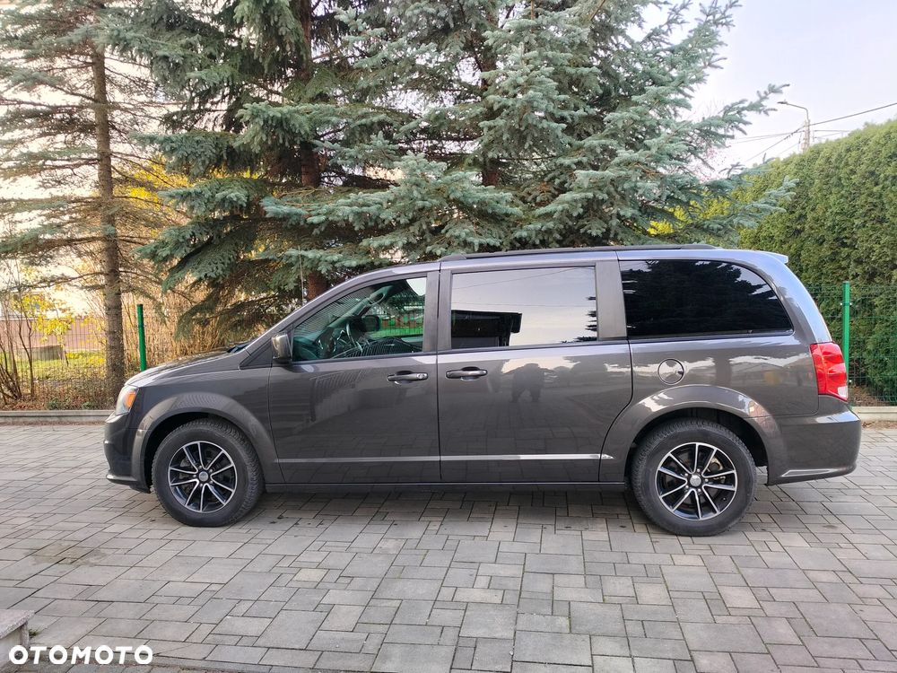 Dodge Grand Caravan - 2