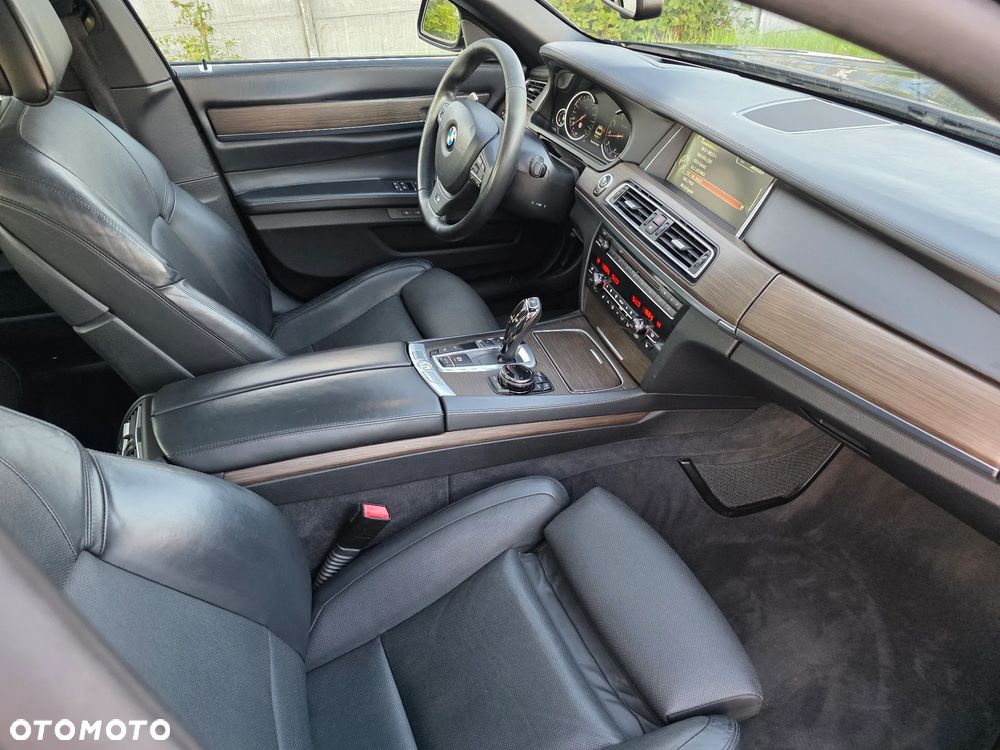 BMW Seria 7 750i - 13