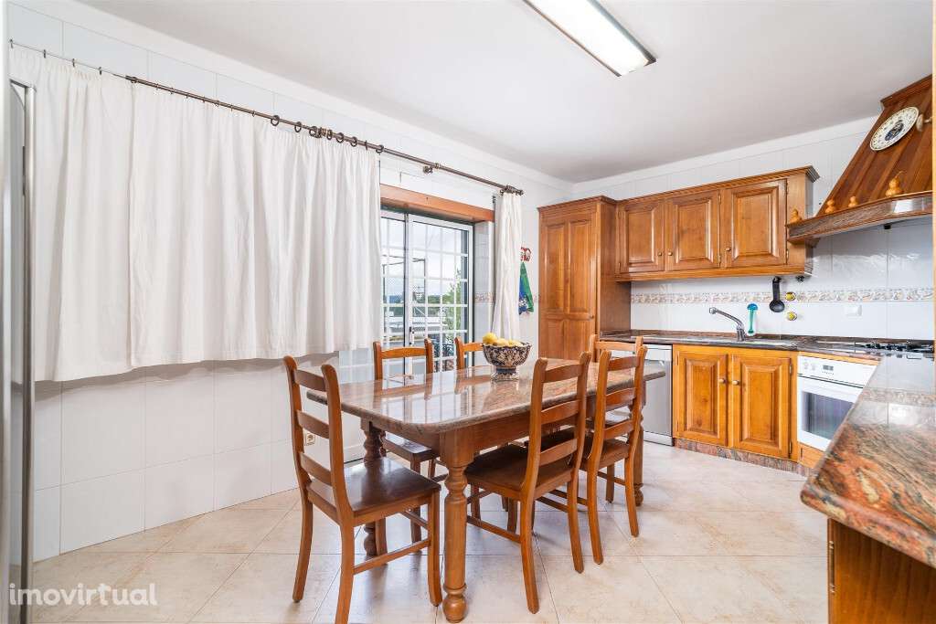 Moradia M5 com garagem e lugar de garagem em zona de Santa Clara - Grande imagem: 4/16