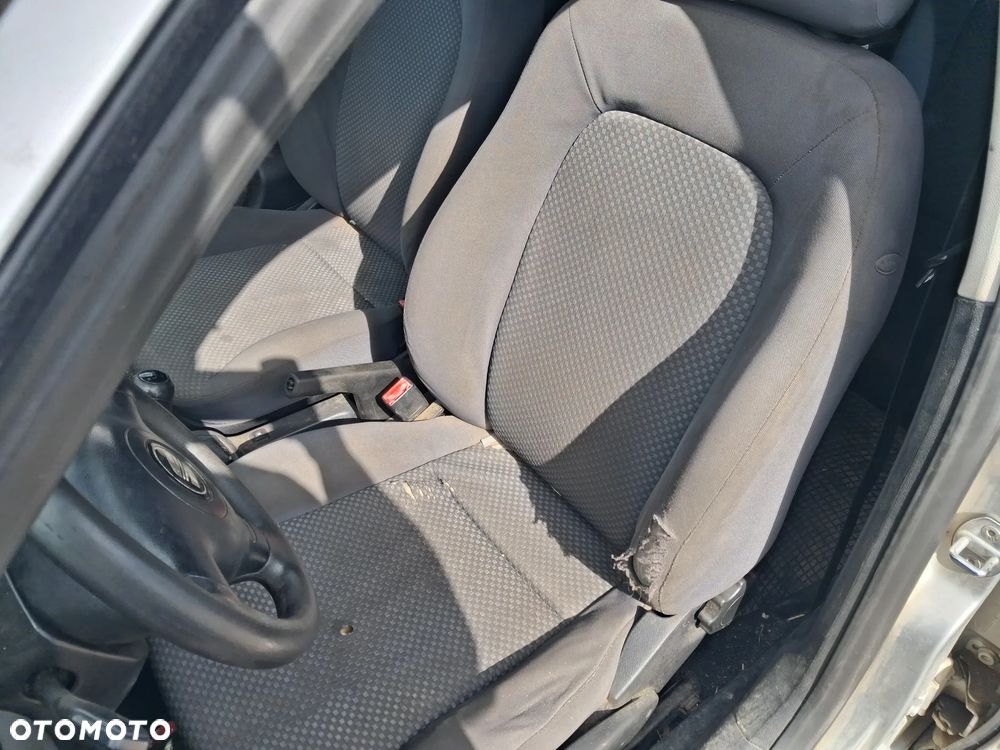 Seat Leon 1 I Toledo 2 II silnik 1.6 16v BCB azd aus atn 105 KM skrzynia biegów ERT sprzęgło wysprzęglik lakier kolor LS7N srebrne drzwi lewe prawe przód tył błotnik zderzak klapa lusterko maska LS7N maglownica przekładnia belka sanki alternator sprężarka klimatyzacji pompa paliwa listwa wtryskowa klamka zamek zacisk głośnik szyba podszybie mechanizm panel sterowania sterownik moduł stacyjka wiązka przewód rura tłumik wydech koła felga zwrotnica kolektor czujnik mcperson amortyzator sprężyna silniczek kokpit pas bezpieczeństwa fotel schowek kierownica zegary klamka osłona lewarek włącznik manetka lampa lampka reflektor atrapa grill zbiorniczek półka bagażnika wykładzina kratka nawiew dmuchawa wentylator chłodnica pas przedni cupholder NA CZĘŚCI WSZYSTKIE CZĘŚCI - 17