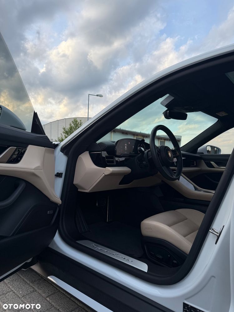 Porsche Taycan - 12