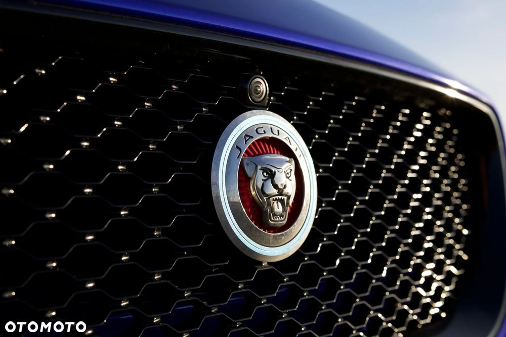 Jaguar XE 2.0 D R-Sport - 11