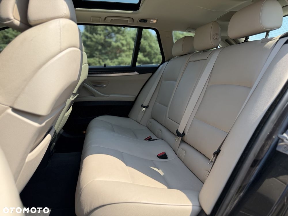 BMW Seria 5 525d xDrive Luxury Line - 9