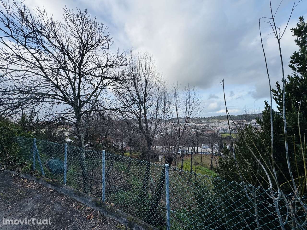 Terreno com estrutura em Braga para moradia de Gaveto - Grande imagem: 2/11