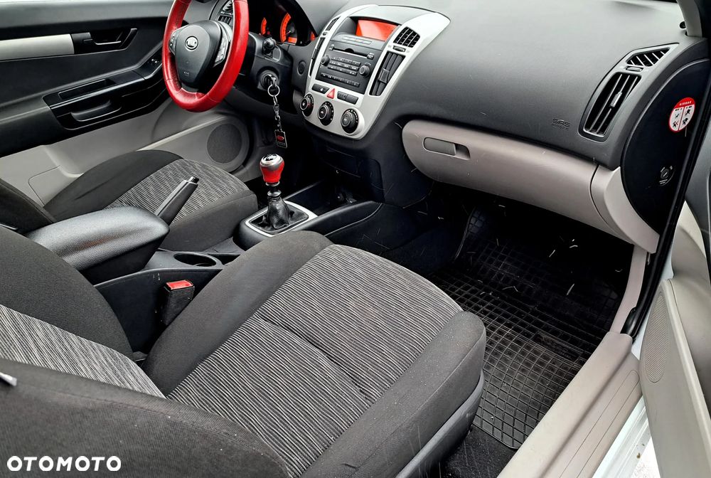 Kia Ceed - 12
